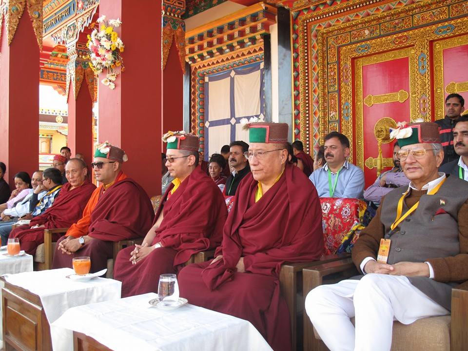 德千穹阔寺的tenshuk puja 法会期间,法王与仁波切们分享生日蛋糕及